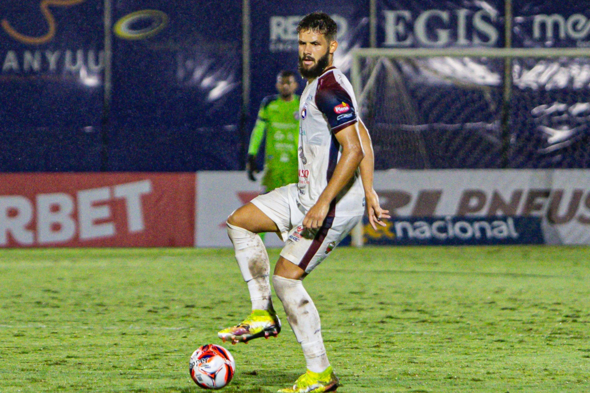 Jogador Jean em campo