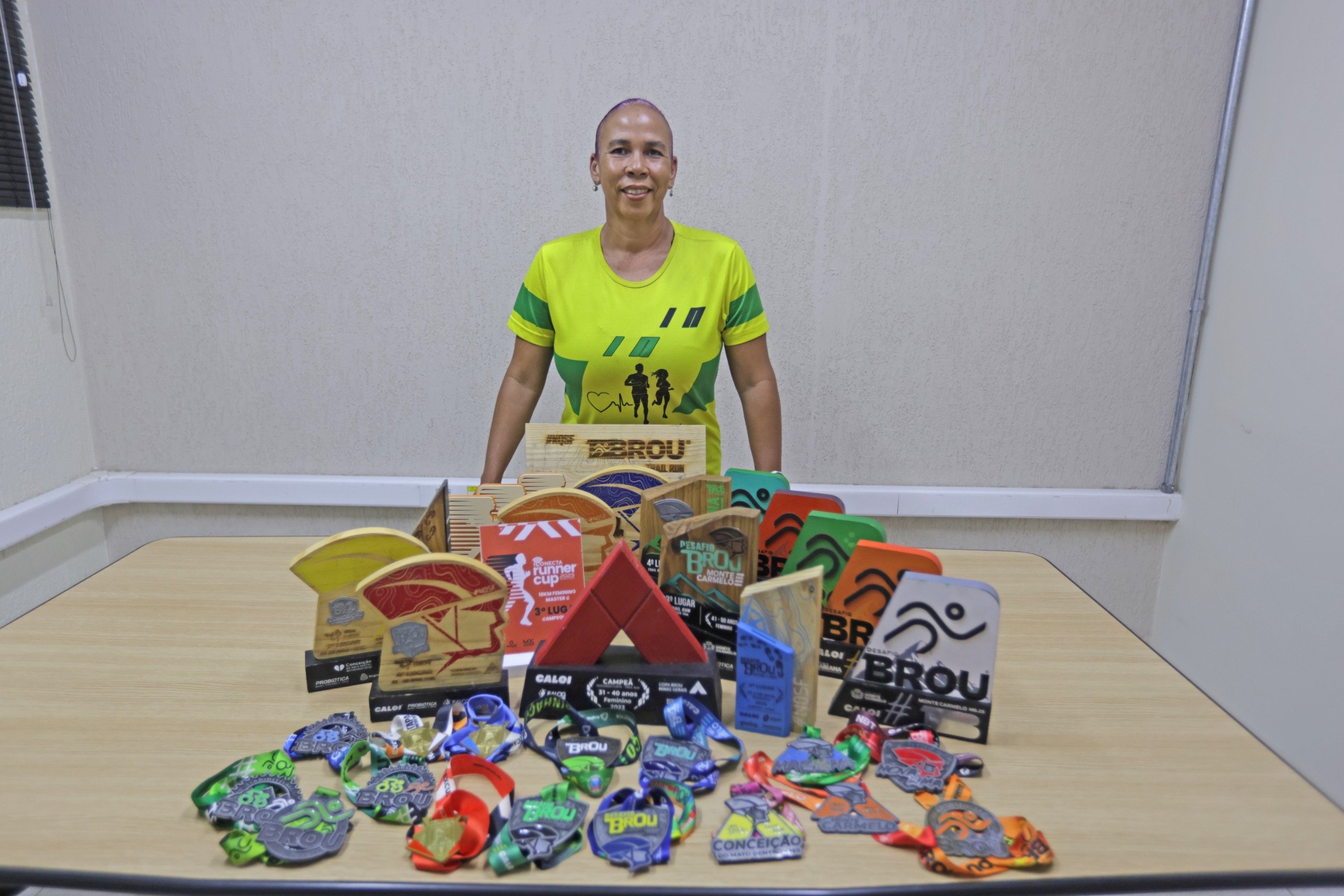 Esportista mostra parte da coleção de premiações, que conta com mais de 900 medalhas e troféus