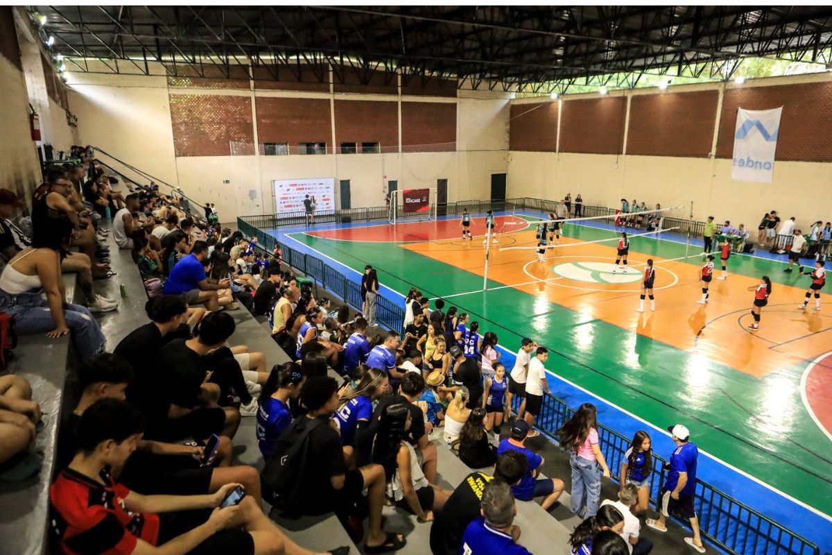 Disputas começaram no domingo, no Ginásio do Teuto, com os confrontos de vôlei masculino e feminino