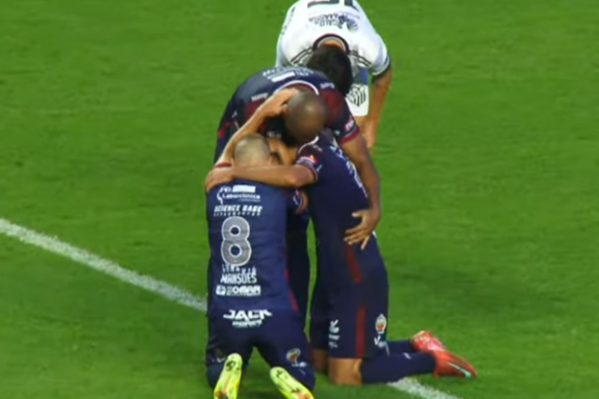 Jogadores do Betim comemoram após segundo gol marcado na partida deste domingo (14/6)