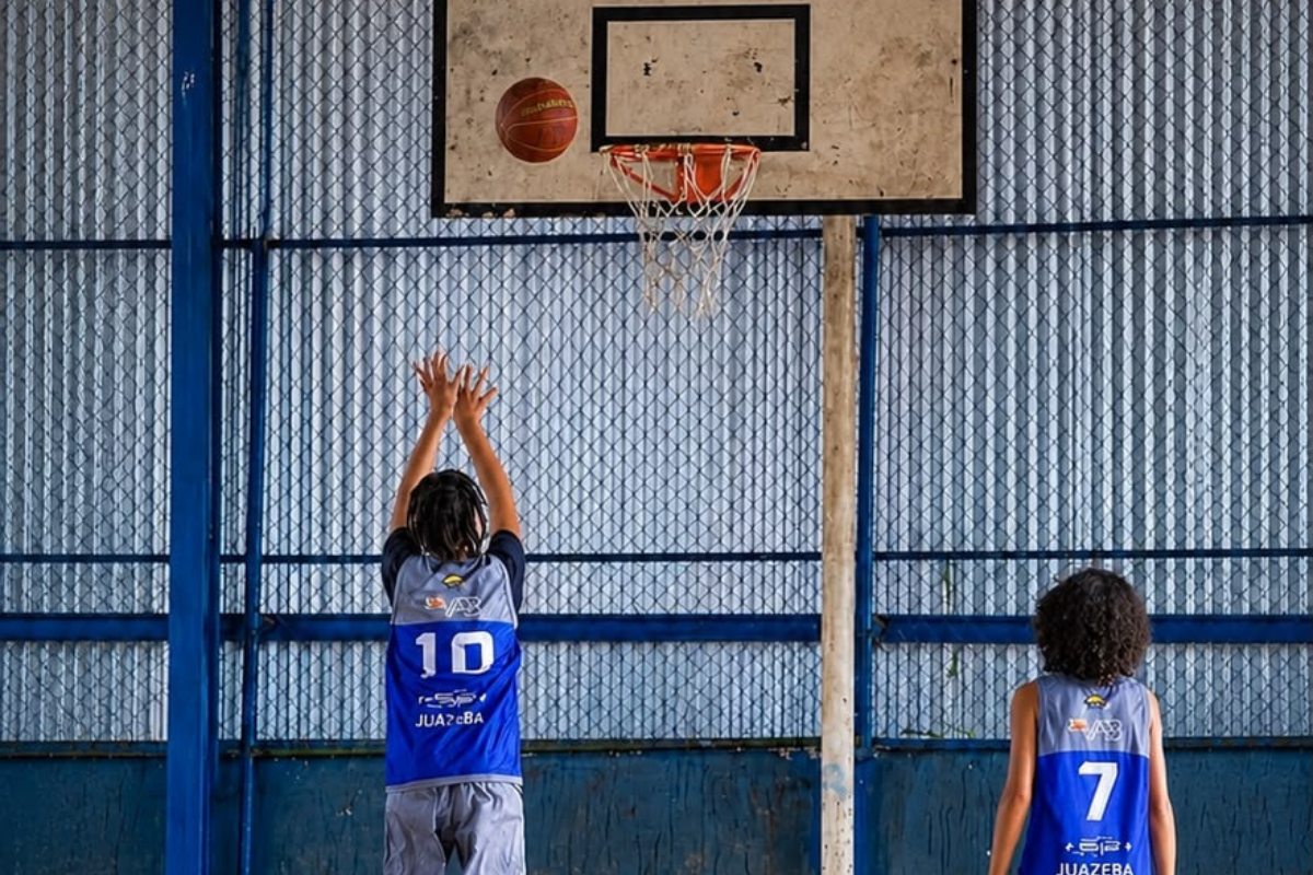 Vitória, de 14 anos, iniciou no basquete aos 9 anos, quando ingressou em um projeto social da Colônia Santa Isabel, na região do Citrolândia