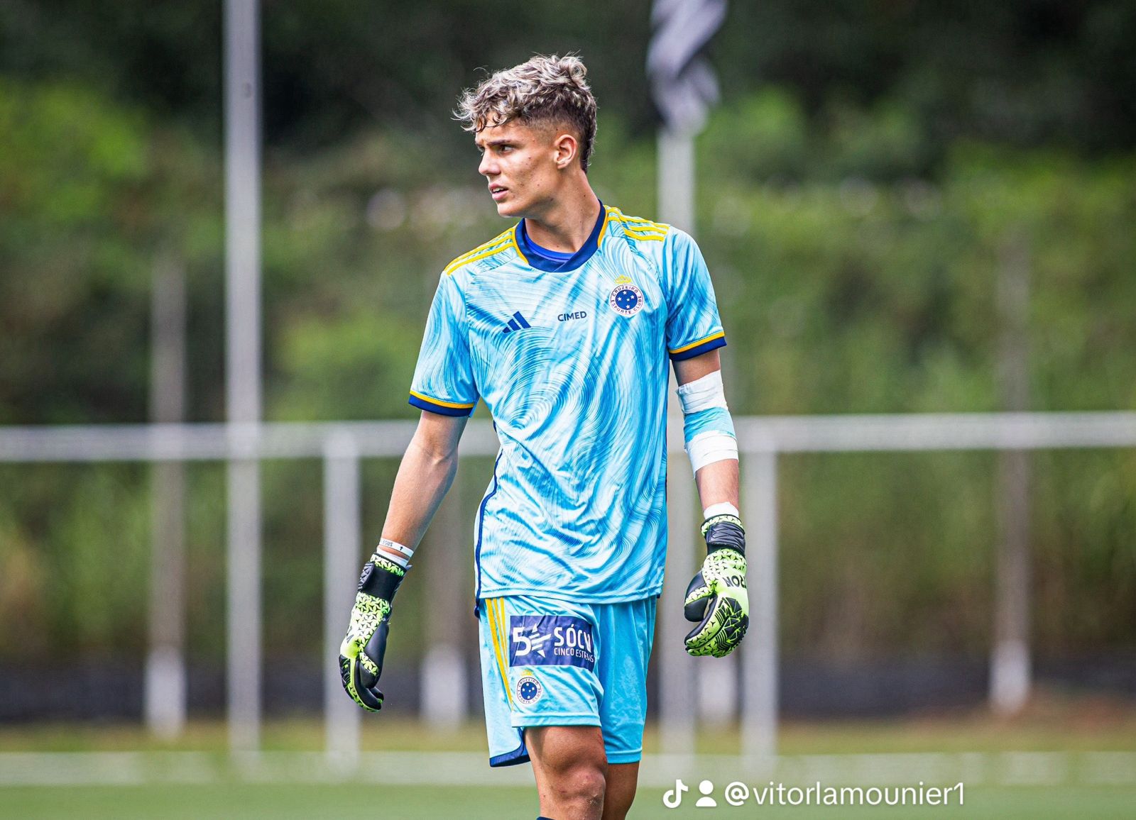 Vítor começou a jogar em Betim aos 7 anos, antes de ir para a categoria de base da Raposa
