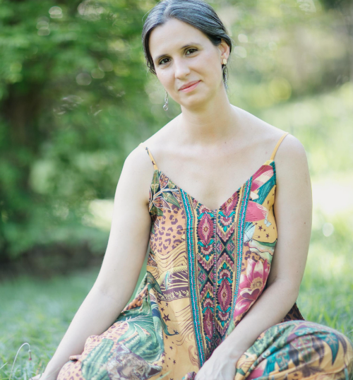 Cantora e compositora, Nádia nasceu em Belo Horizonte, e já rodou pela Argentina e Chile
