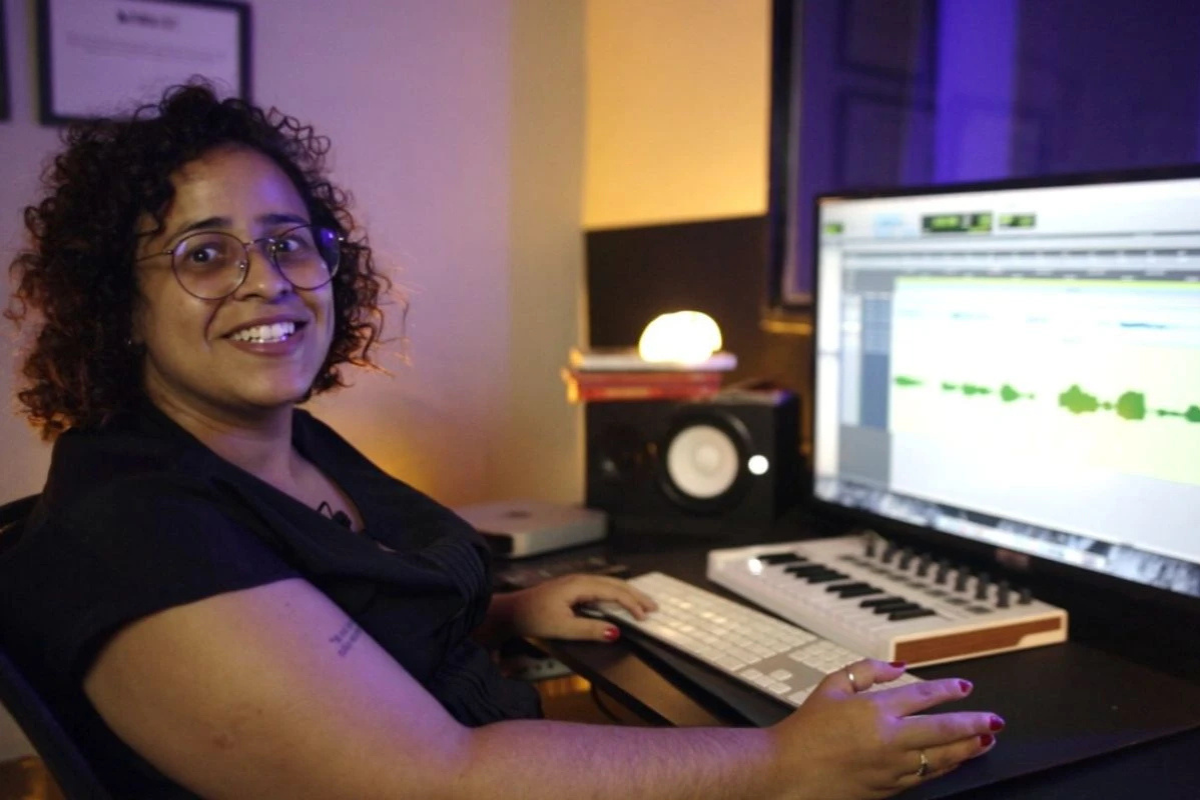 Grace Rigo é multi-instrumentista, engenheira de áudio, compositora, arranjadora e produtora