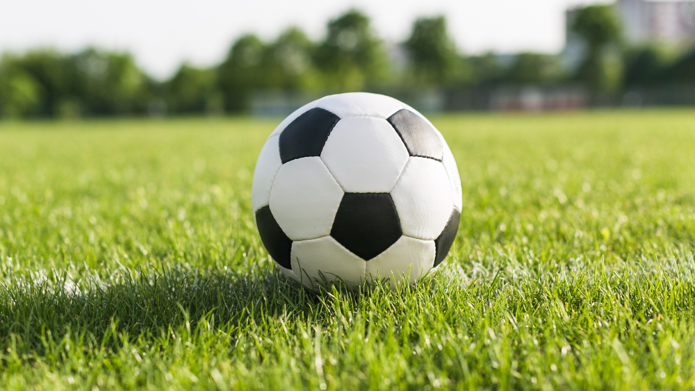 Bole de futebol em campo