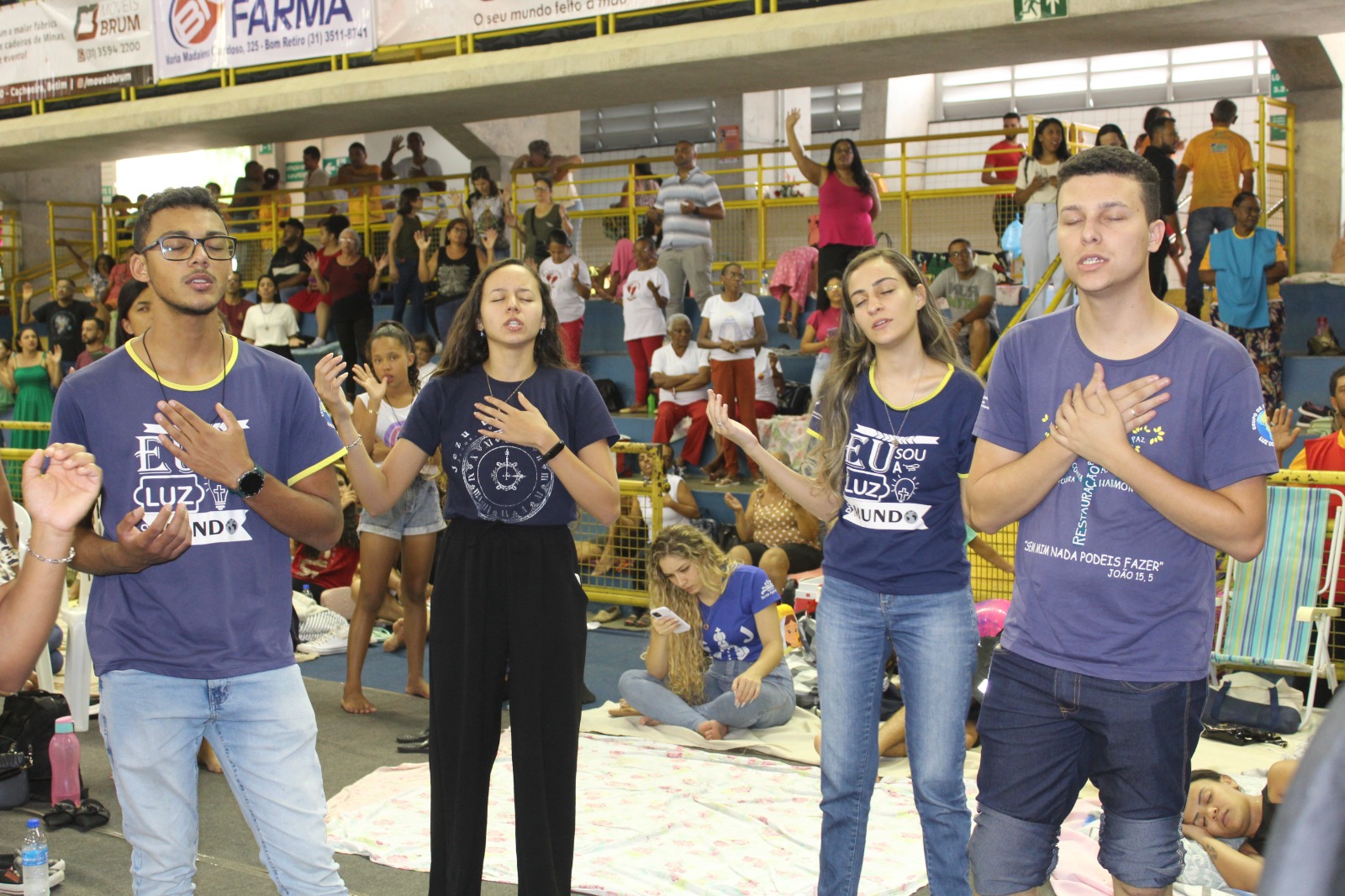 Rebanhão do Senhor reúne milhares de fiéis no ginásio poliesportivo, em Betim