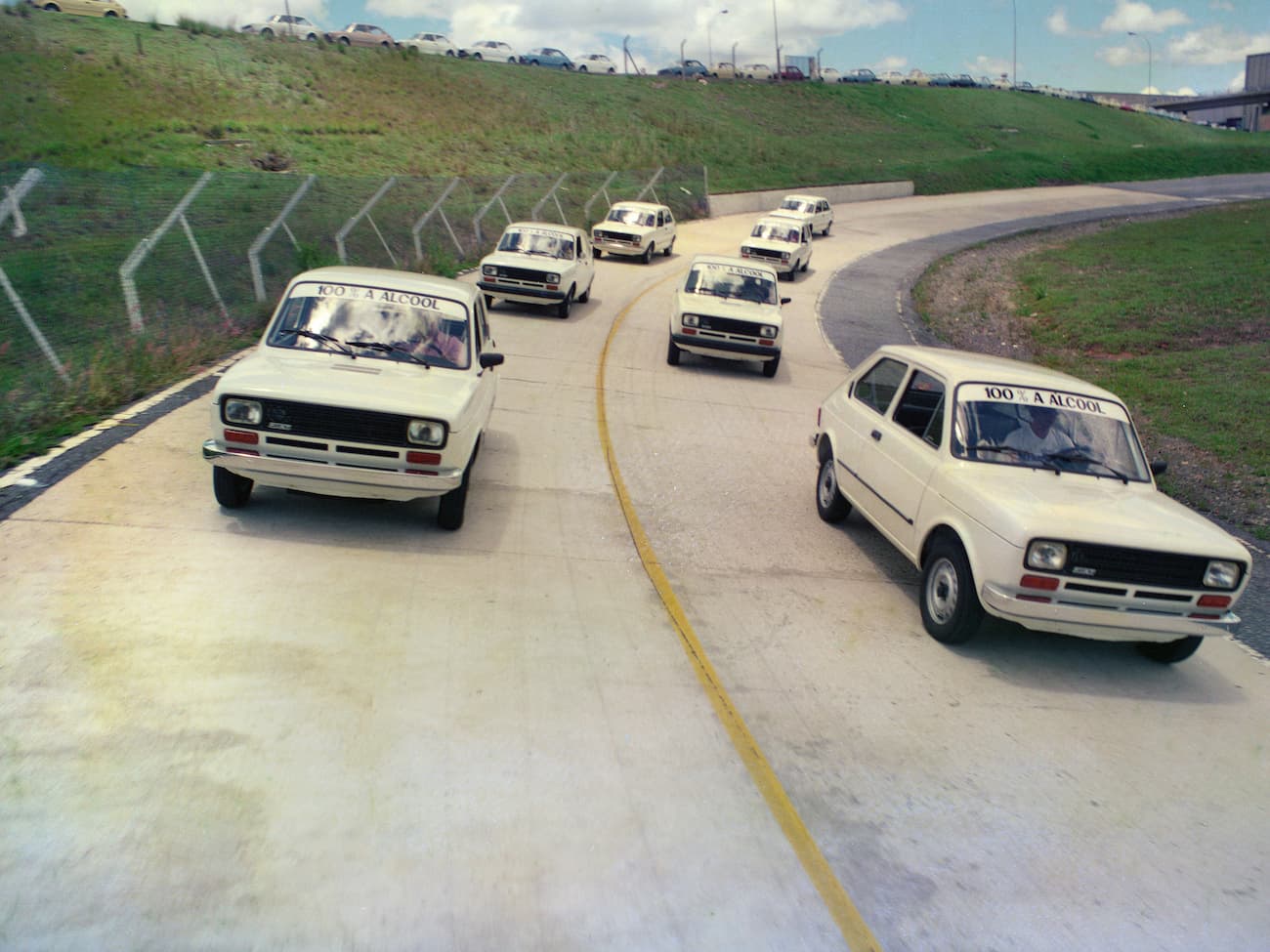 Primeiras unidades do 147 movido a etanol na pista de testes da Fiat, em 1979