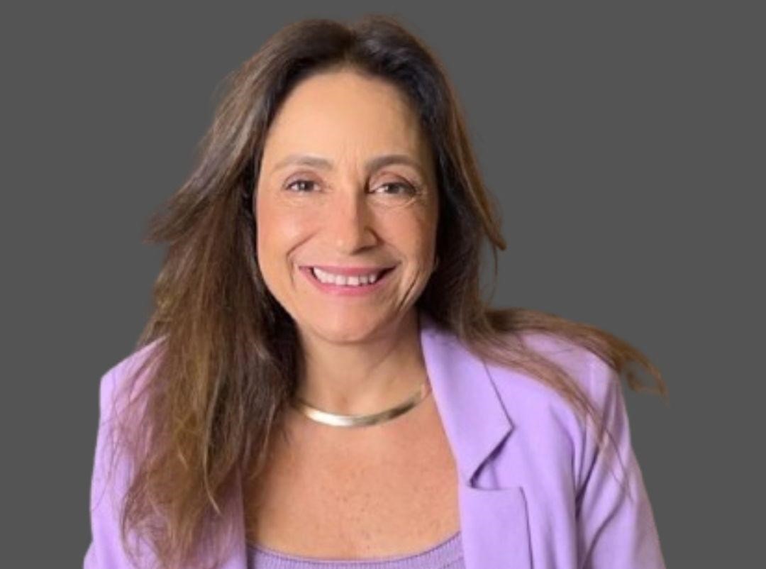 Daniela Carla da Costa Salomão é mentora de autoestima e comunicação assertiva, analista de perfil comportamental e especialista em inteligência emocional