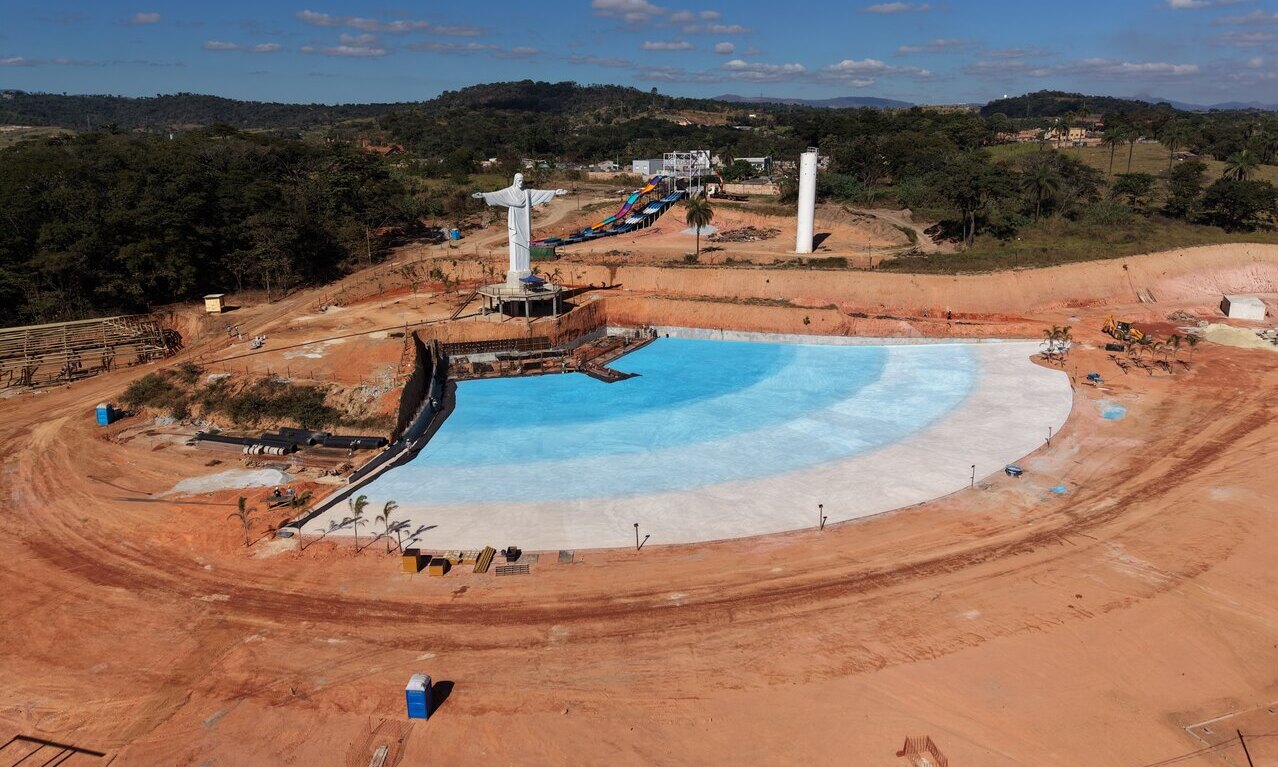 Complexo aquático AquaMais conclui etapa estrutural de concretagem da fundação do balneário