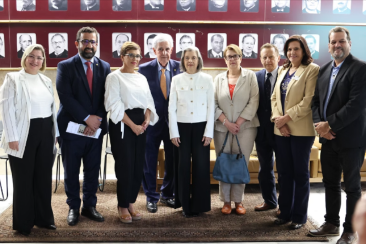 Em audiência no Palácio do STF (da esquerda para a direita): a deputada estadual Ana Paula Leão (Progressistas); o presidente estadual PCdoB, Wadson Ribeiro; a prefeita de Contagem, Marília Campos; o prefeito de Uberlândia, Odelmo Carneiro Leão; a ministra do STF, Cármen Lúcia; a prefeita de Juiz de Fora, Margarida Salomão; o prefeito de Betim, Vittorio Medioli; a prefeita de Vespasiano, Ilce Rocha, e o vice-prefeito Zé Wilson