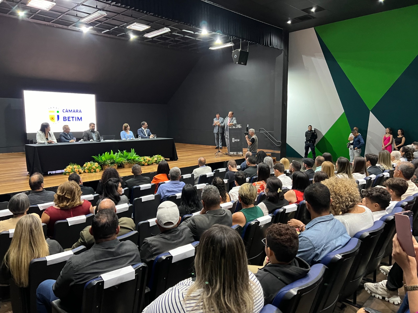 Cerimônia das honrarias ocorreu, na noite desta sexta-feira (7), no auditório do Centro Administrativo, e reuniu centenas de pessoas