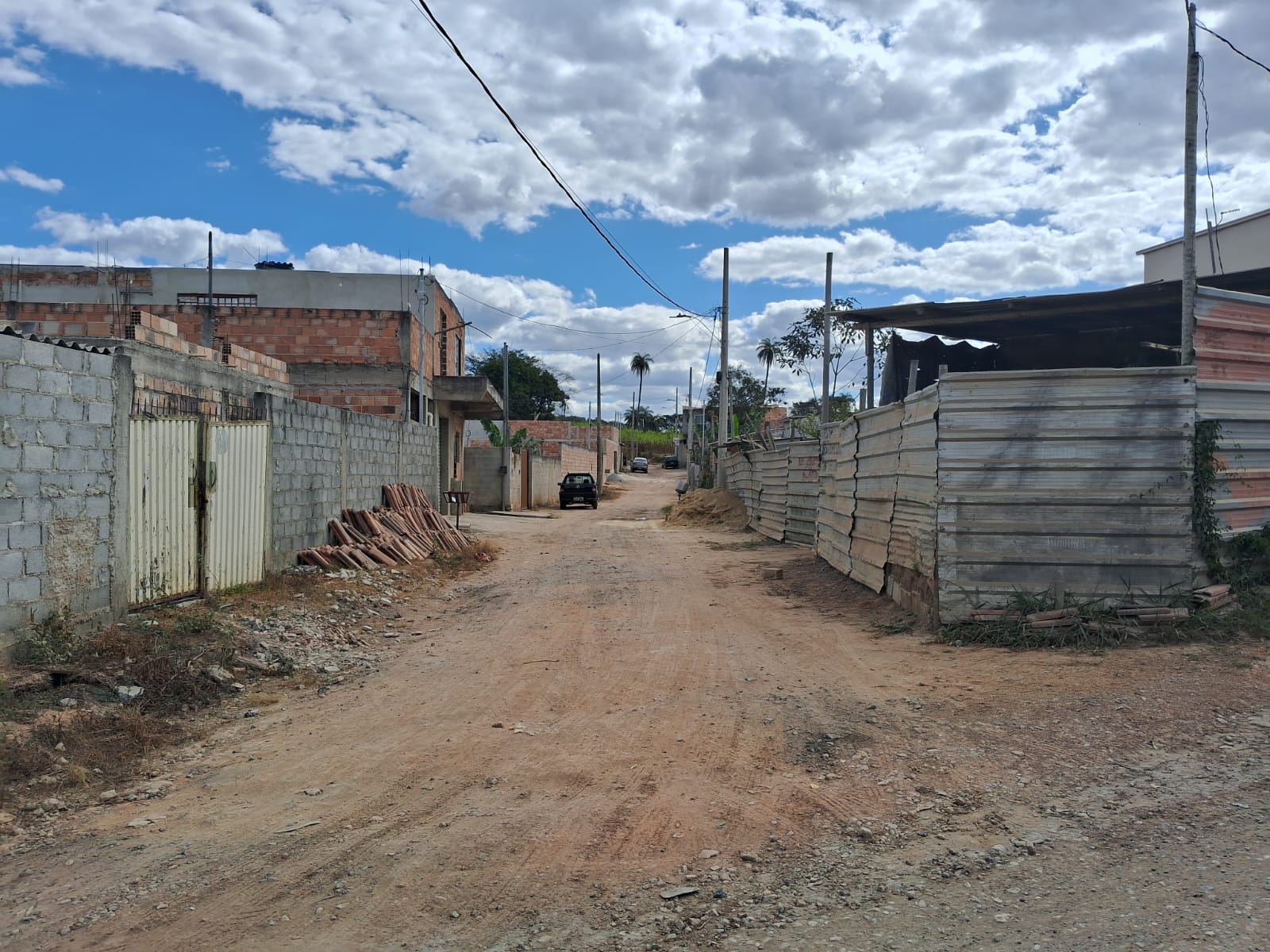 Moradores vivem há cerca de 14 anos no Chácaras Santa Cecília, um terreno particular de 35 mil m² no bairro Pingo D'Água
