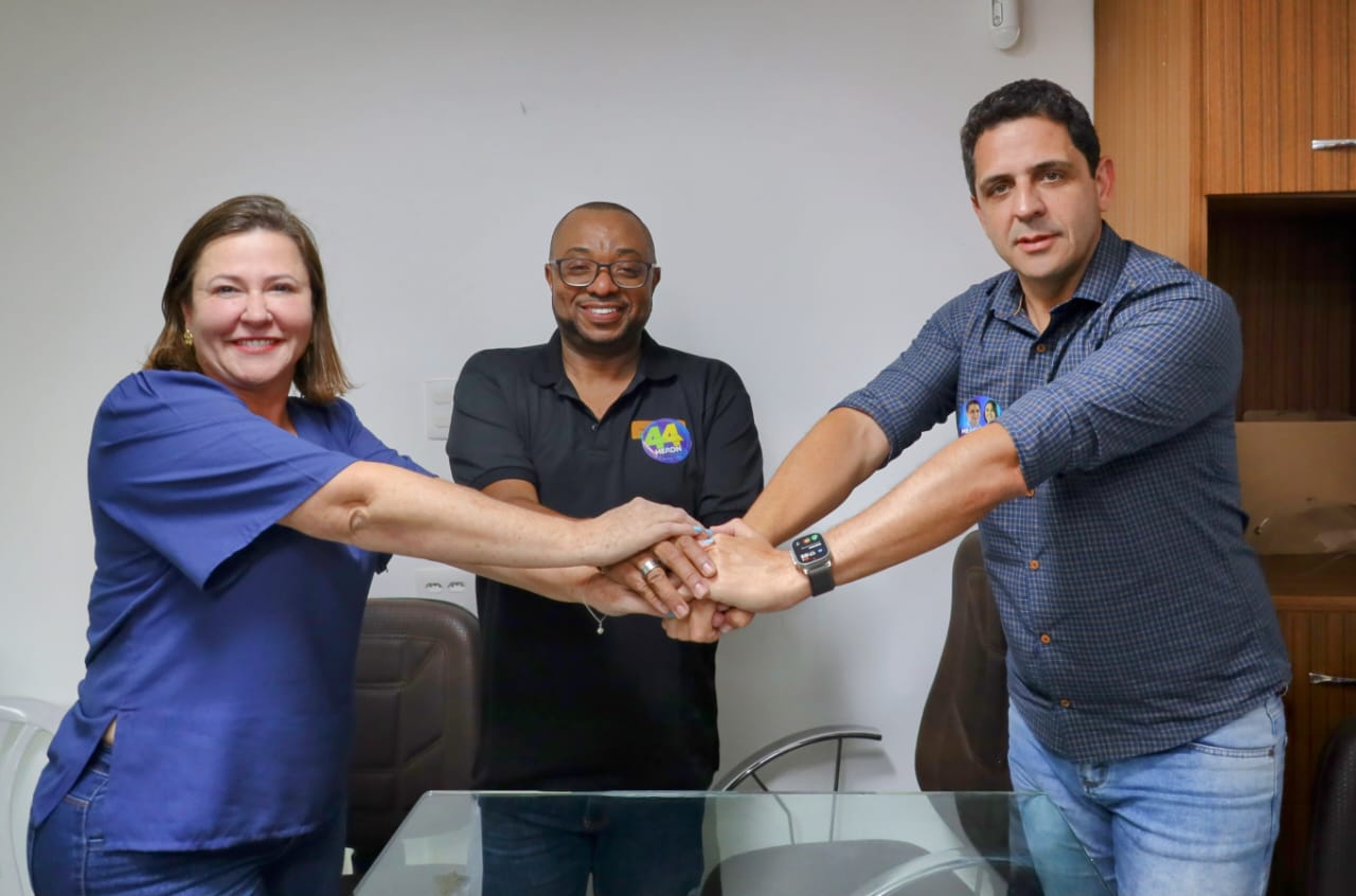Candidatos Heron Guimarães e Cleusa Lara, da Coligação Betim do Bem, ganham reforço extra em suas caminhadas com Sapão