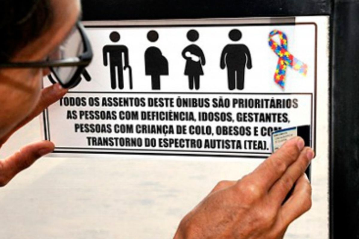 Norma também prevê que acompanhantes de pessoas com deficiência possam utilizar os assentos preferenciais durante o trajeto