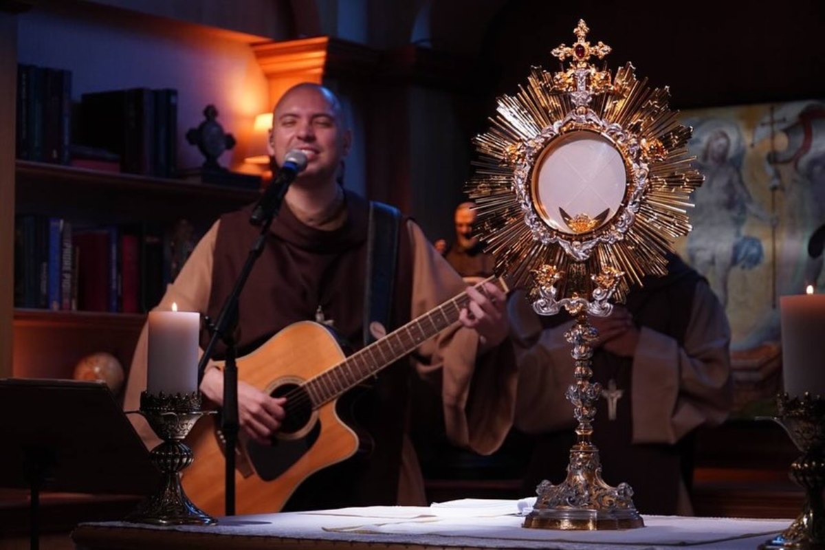 Frei Gilson é um sacerdote da congregação Carmelitas Mensageiros do Espírito Santo