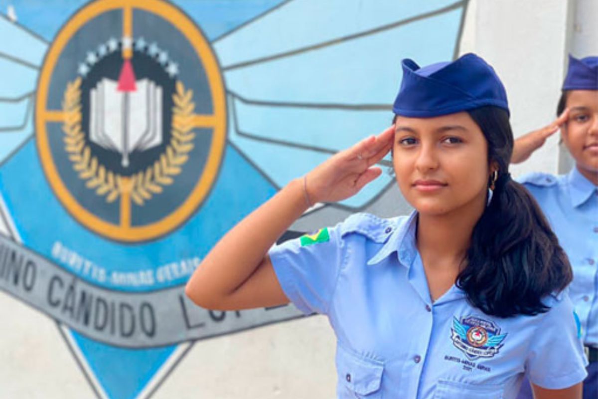 Modelo de gestão de escolas cívico-militares caracteriza-se pela gestão compartilhada entre a equipe didático-pedagógica da instituição escolar e a Abemil