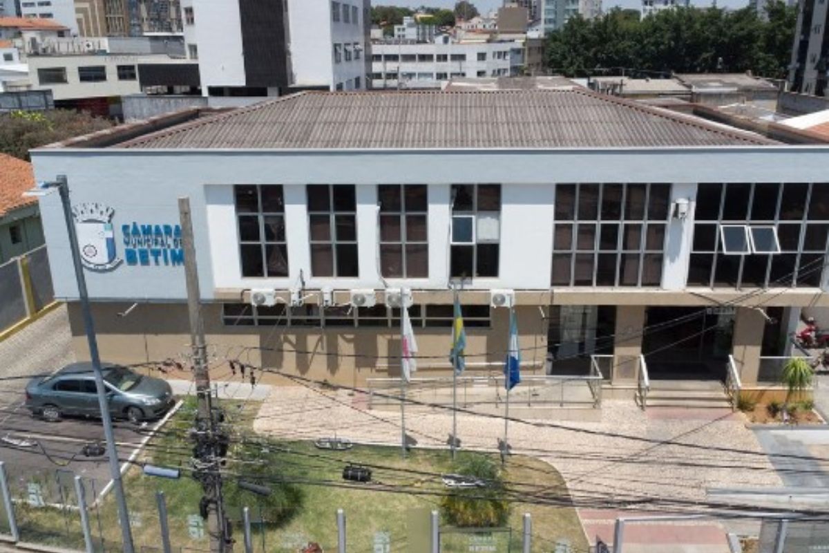 A Câmara Municipal de Betim fica localizada em frente à Praça Tiradentes, na região Central 
