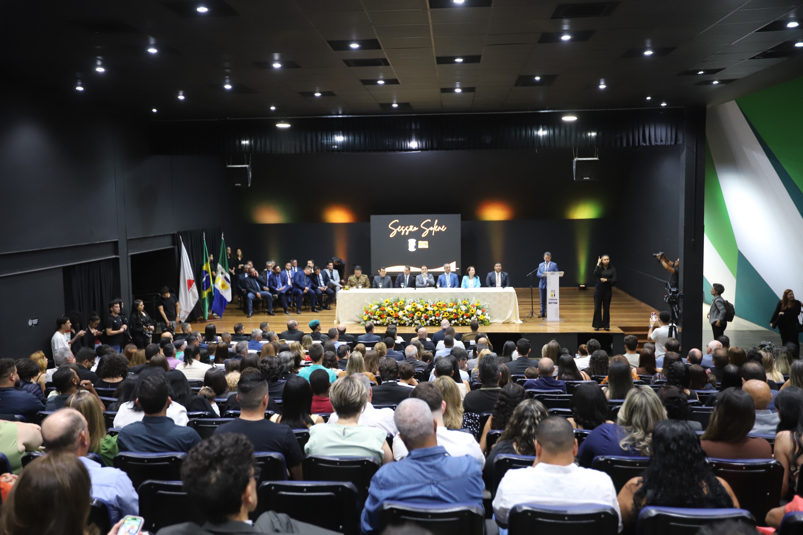 Evento reuniu vereadores, autoridades e homenageados no auditório Ady Rosa de Freitas