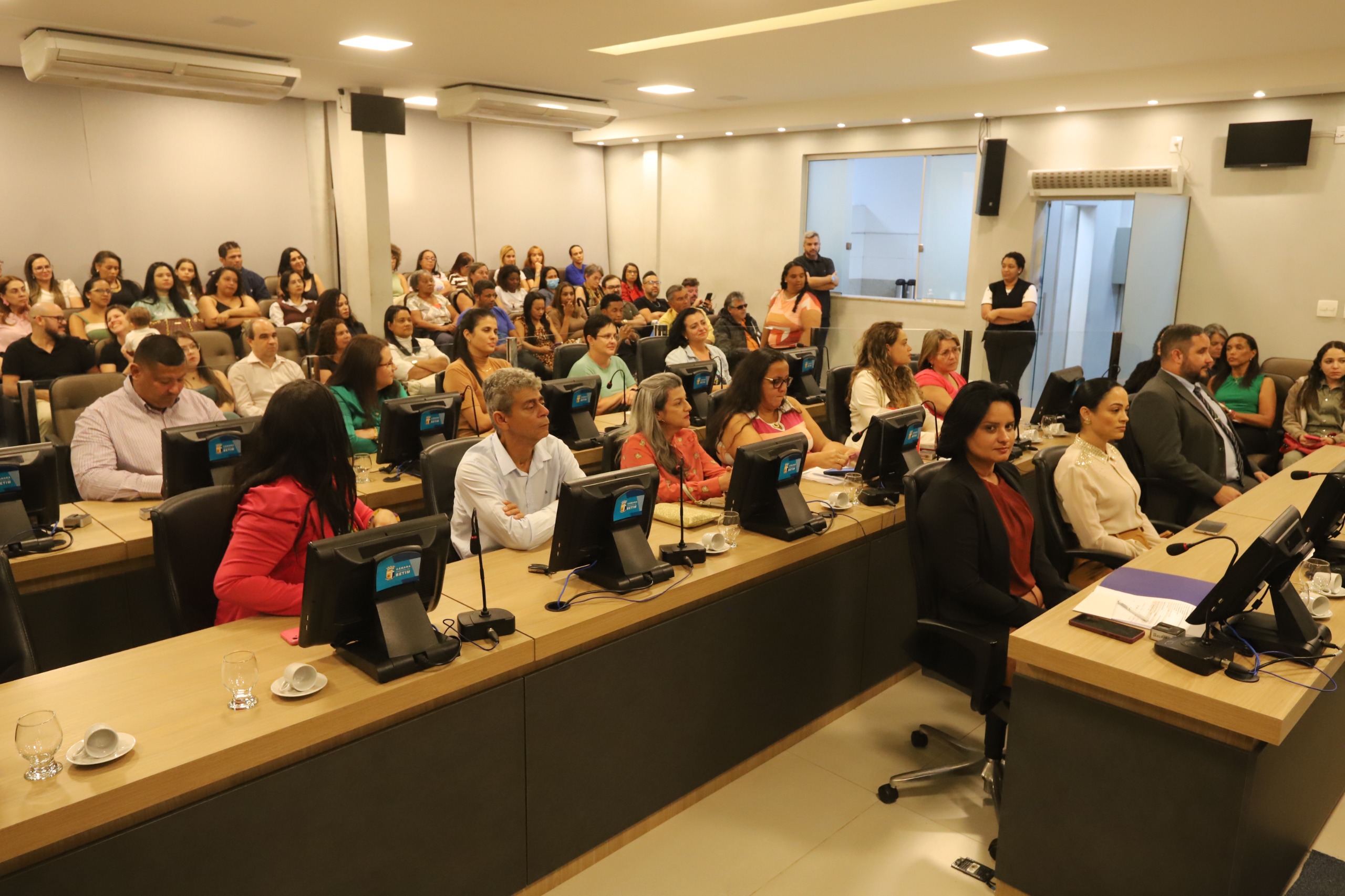 Plenário da sede do Legislativo betinense ficou lotado nessa segunda (25/8)
