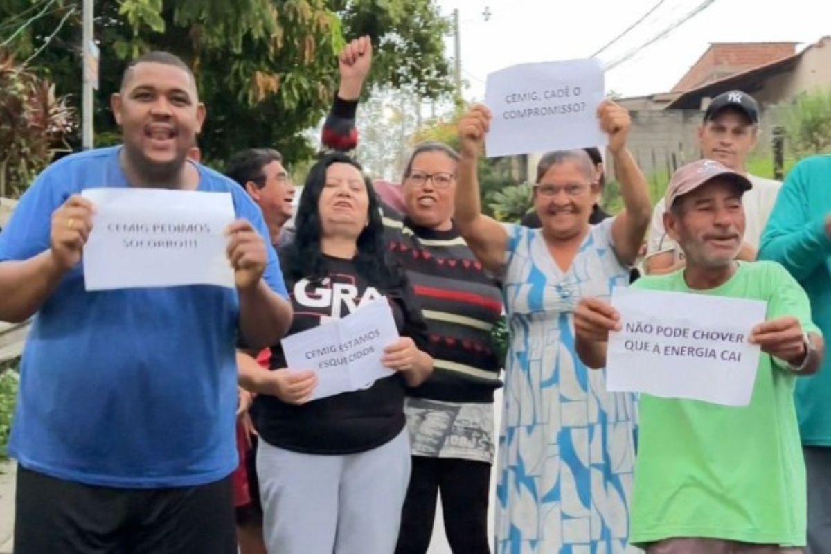 Em manifestação contra a Cemig, feita em dezembro de 2025, moradores do Parque Ipiranga relatam a reportagem quedas diárias de energia e prejuízos