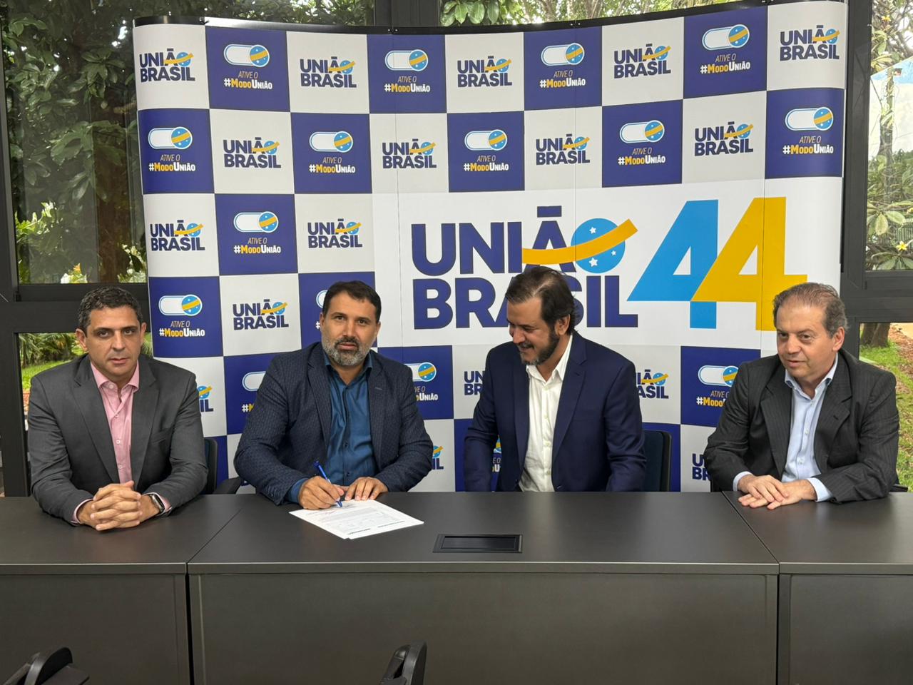 Ato em Brasília contou com as presenças do dirigente nacional do União Brasil, Antônio de Rueda, do deputado federal Rodrigo de Castro, presidente estadual da legenda, e do prefeito de Betim, Heron Guimarães (União)