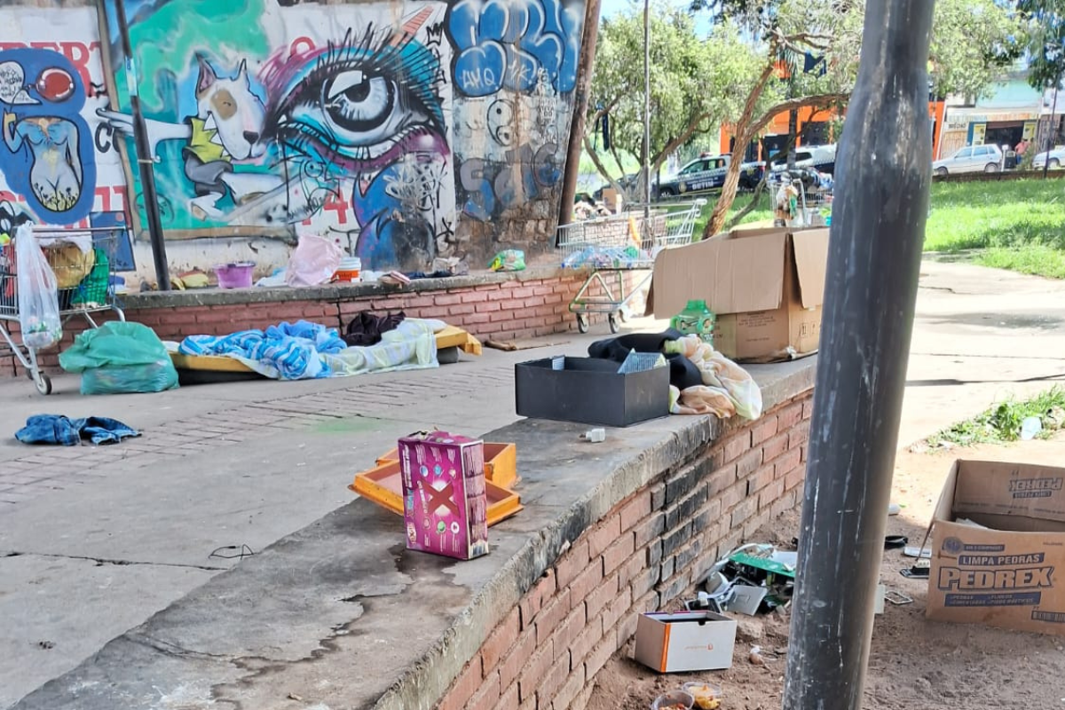 Praça debaixo do viaduto Jacintão é um dos pontos em Betim onde pessoas em situação de rua vivem