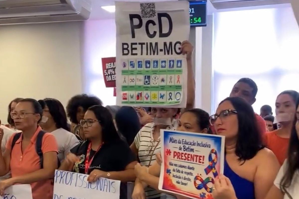 Famílias de crianças atípicas protestaram na Câmara de Betim para pedir apoio dos vereadores