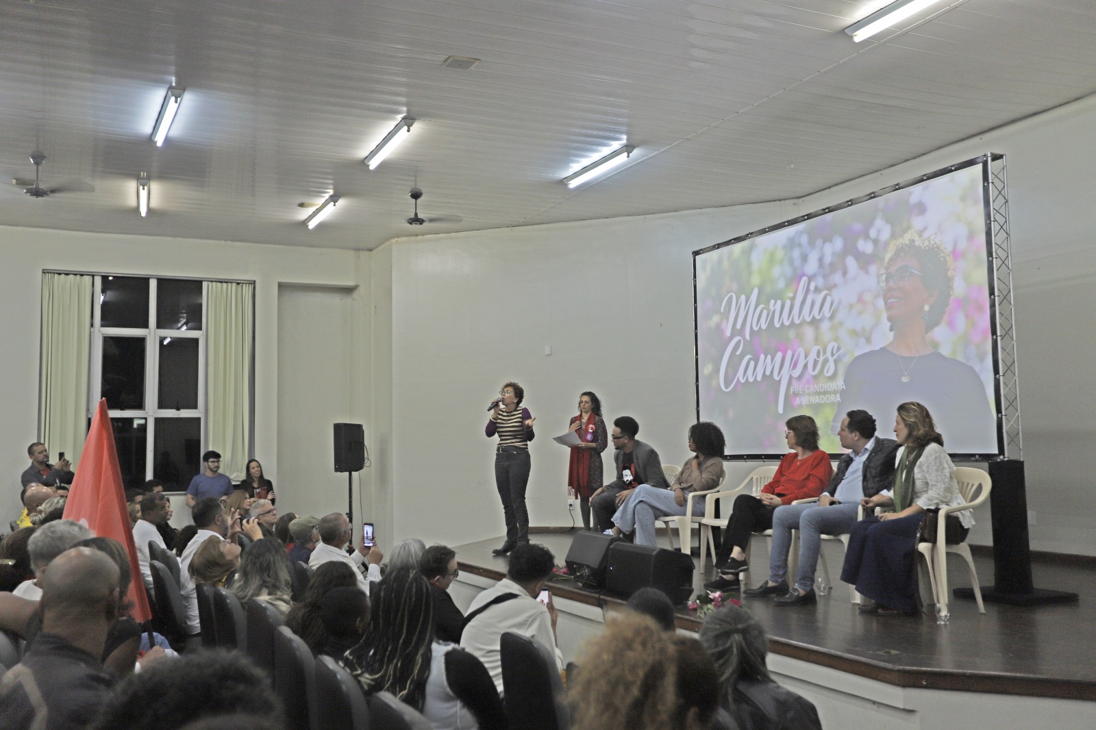 Evento no Salão Paroquial da Igreja Nossa Senhora do Carmo, no Centro, reuniu apoiadores, lideranças políticas e representantes de movimentos sociais