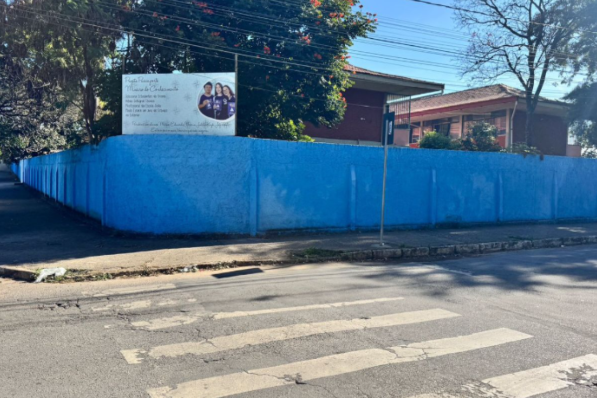 A Escola Estadual João Paulo I fica localizada na rua Dr. Leão Antônio da Silva, no bairro Santa Inês, em Betim