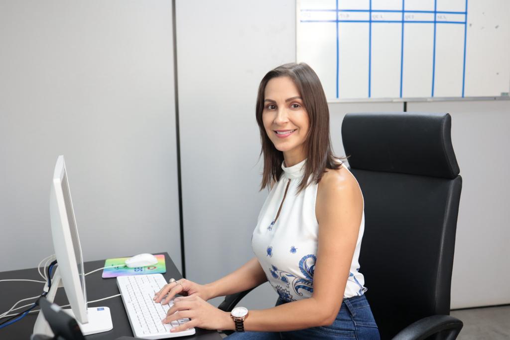 Jaqueline é formada em direito e especializada em administração pública e licitações