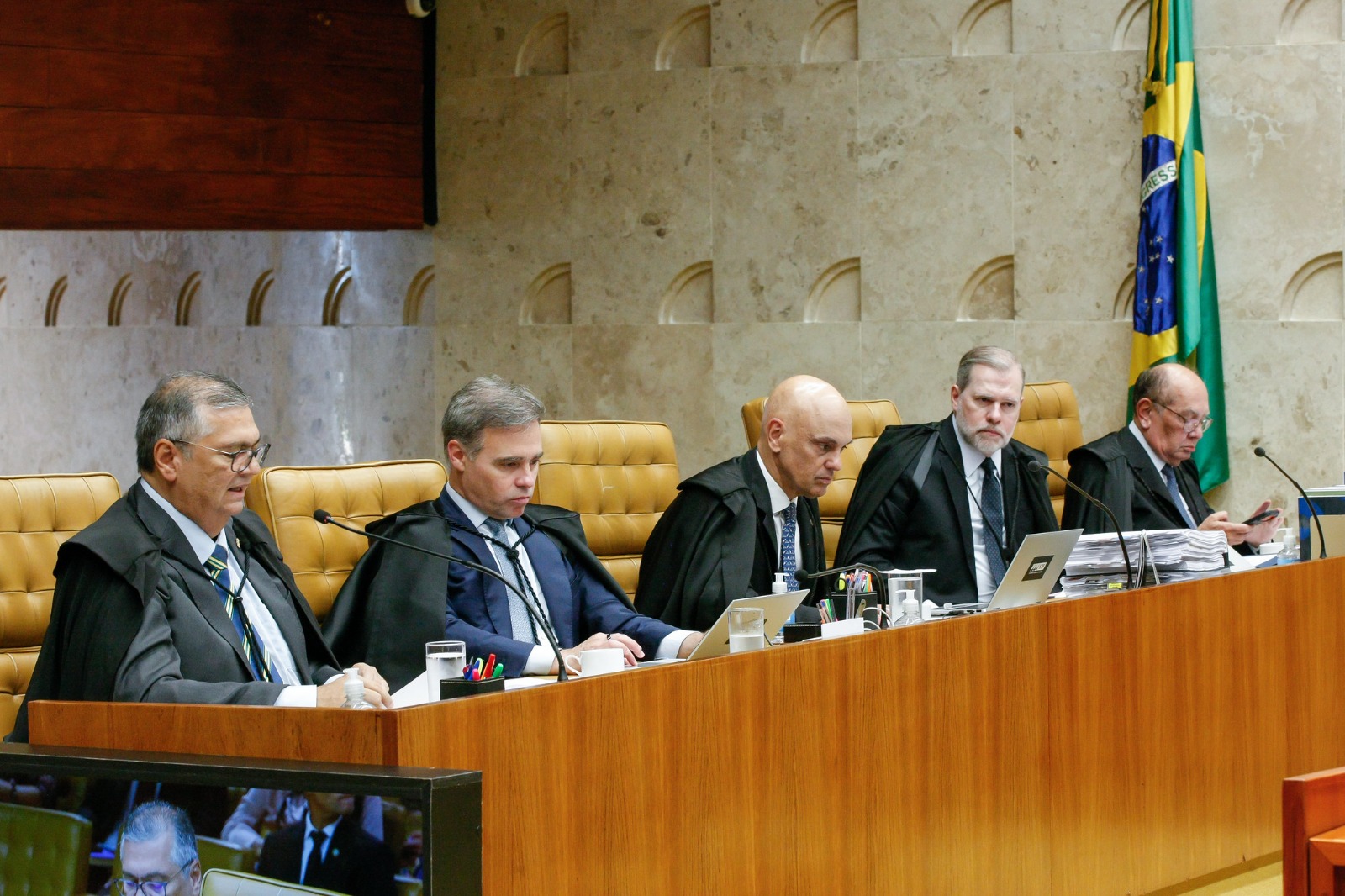 Ministros Flávio Dino e Gilmar Mendes defendem fim do penduricalhos ilegais