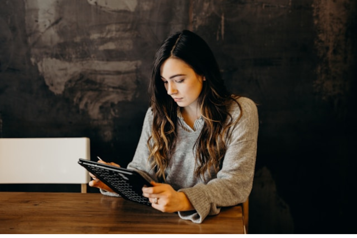 Para ter resultado, a empreendedora não pode só criar um perfil no Instagram e postar diariamente, deve aprender a se posicionar com autoridade em seu nicho  
