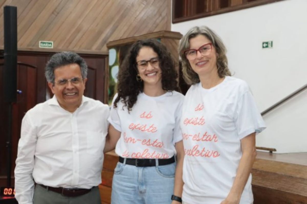 Veterinária da Sepa, Samilla Santos, entre o diretor cientifico do IMVC, Nestor Calderon, e a diretora de projeto e informações do instituto, Rita Garcia, na entrega do prêmio