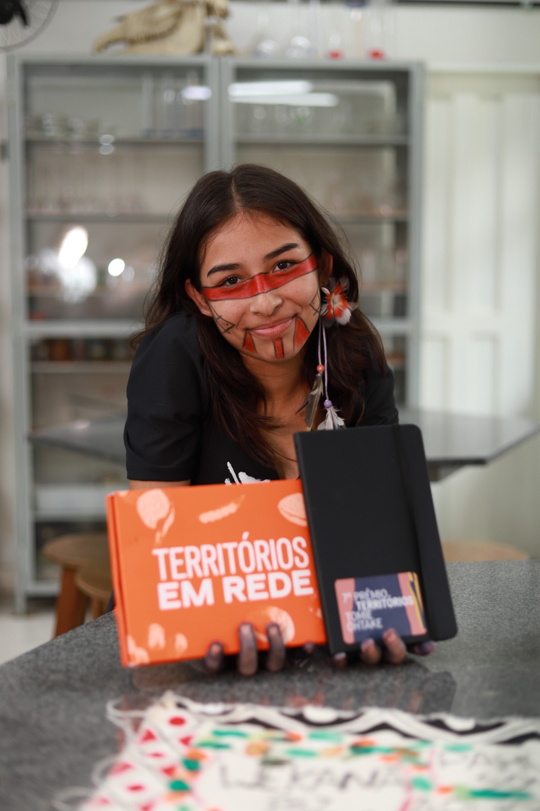 Irisnã estuda na escola premiada e foi quem motivou a idealização do projeto ao ir pintada com grafismos de sua cultura para a aula 