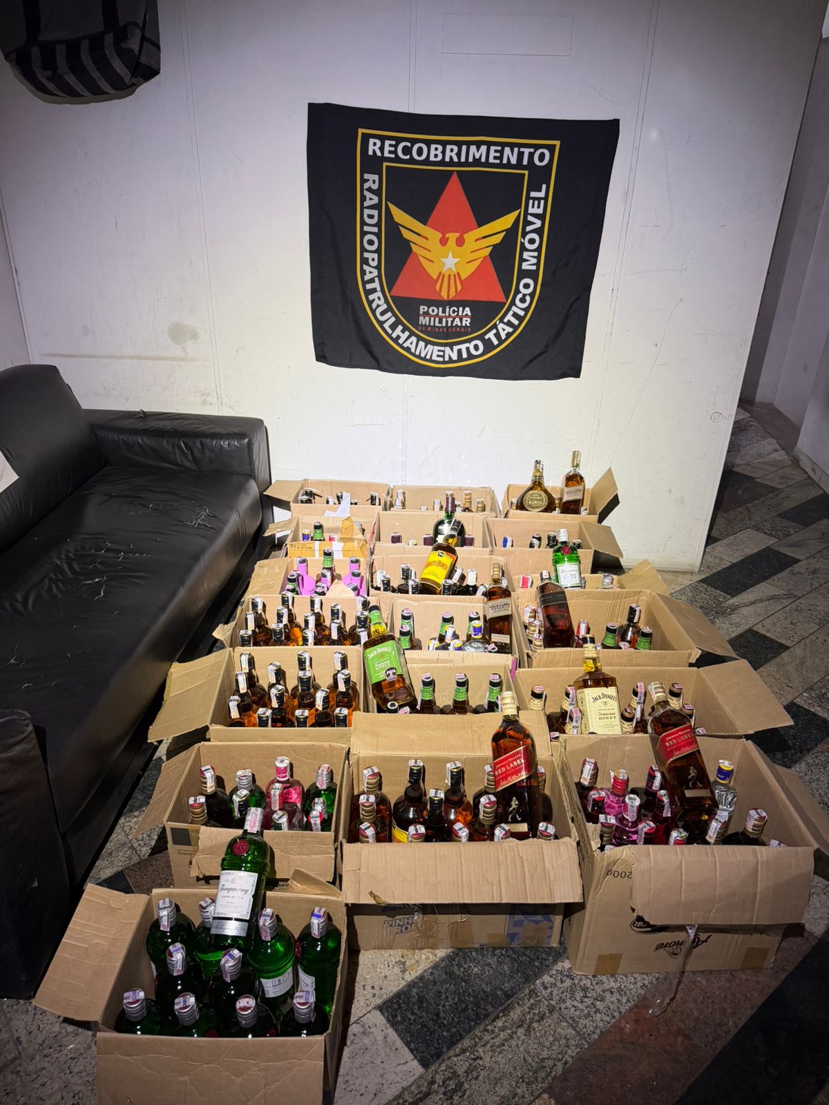 Garrafas de bebida alcoólica de diversas marcas foram encontradas dentro de um apartamento no bairro São Jorge