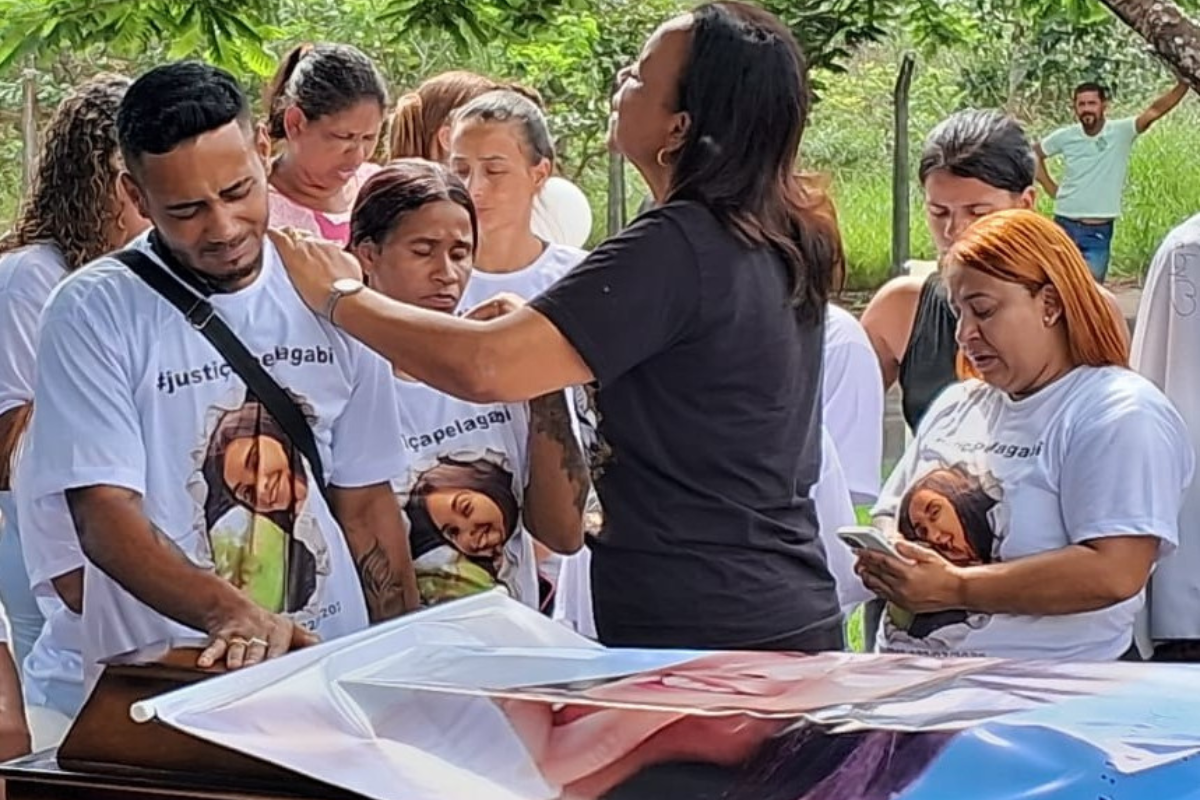 Sepultamento da menina Gabrielly ocorreu na quarta (25/3), em Esmeraldas, onde a família dela morava; parentes e amigos vestiam camisa pedindo justiça  