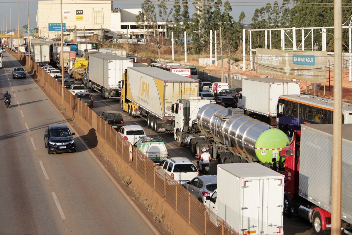 Trecho que vai das imediações do Partage Shopping ao viaduto do PTB, no sentido a Belo Horizonte, tem se tornado um dos mais preocupantes para motoristas