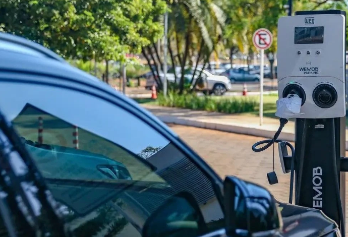 "Também o ecossistema político precisa mudar sua forma poluente e degradante de agir e de deixar estragos brutais na vida das pessoas": Leia na coluna de Vittorio Medioli