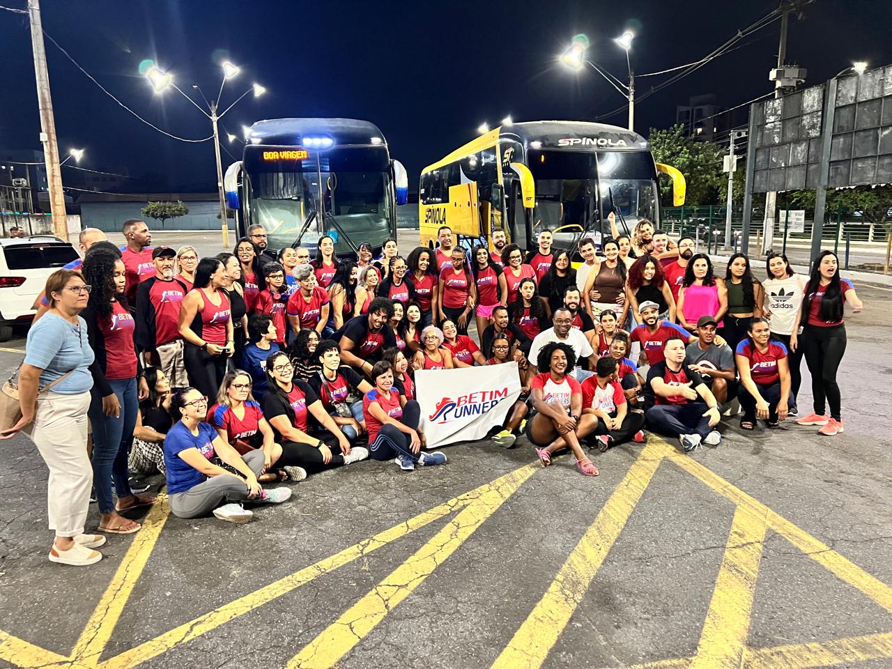 Grupo vai viajar em dois ônibus, que vão sair do estacionamento do ginásio poliesportivo