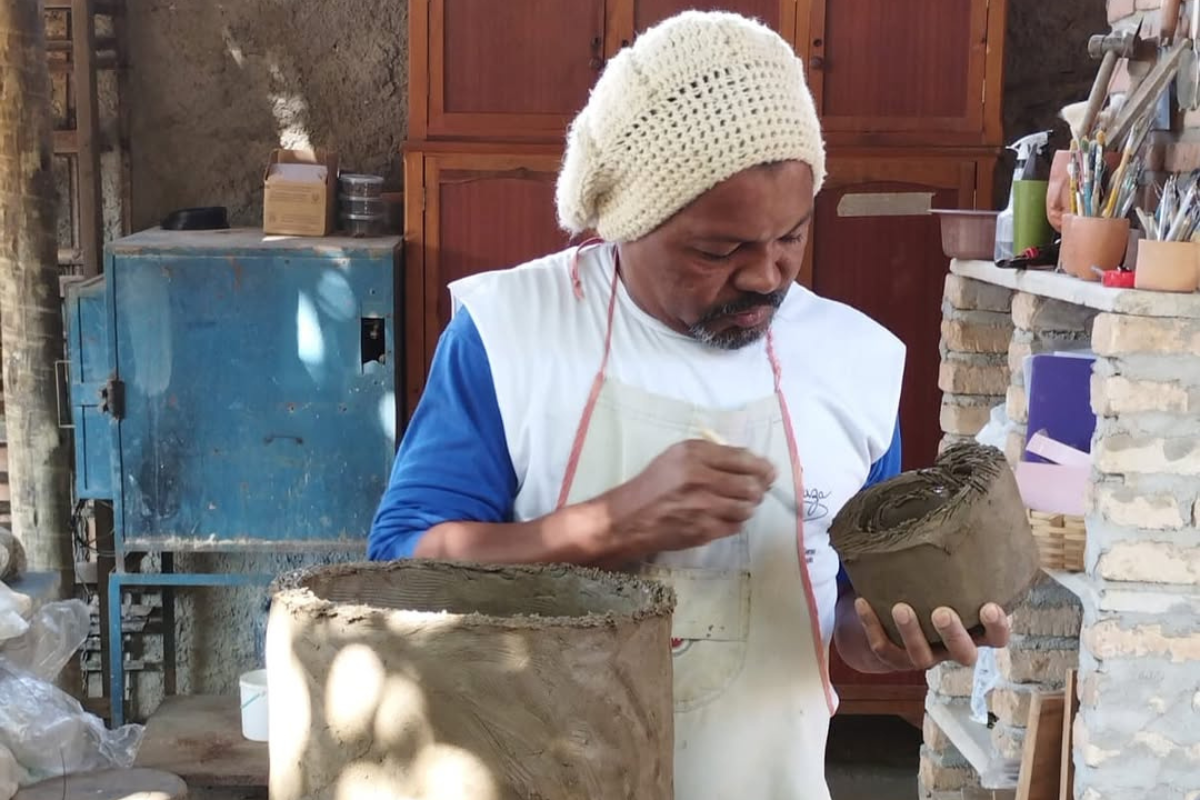 Miguel faz parte de uma família de artesãos que dominam a técnica da cerâmica